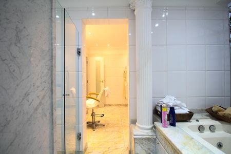 Casa à venda com 830m², 4 quartos e 4 vagasBanheiro Suíte Master