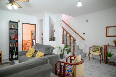 Casa à venda com 211m², 4 quartos e 2 vagas Casa à venda com 211m², 4 quartos e 2 vagasSala