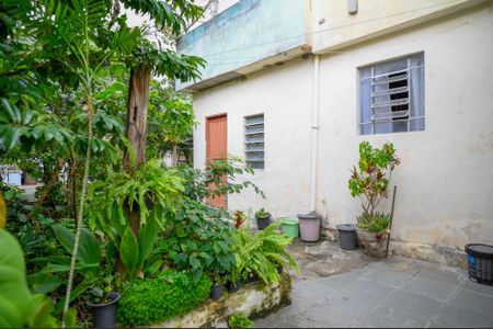 Casa à venda com 211m², 4 quartos e 2 vagas Casa à venda com 211m², 4 quartos e 2 vagasCorredor para Quintal