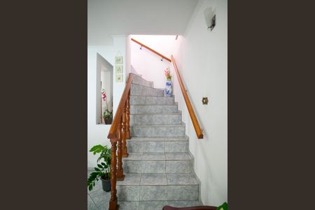 Casa à venda com 211m², 4 quartos e 2 vagas Casa à venda com 211m², 4 quartos e 2 vagasEscada