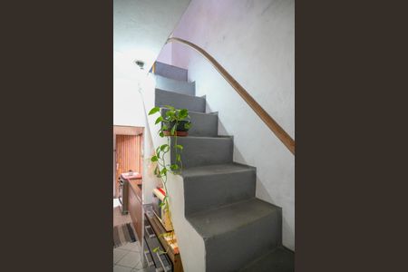 Casa à venda com 211m², 4 quartos e 2 vagas Casa à venda com 211m², 4 quartos e 2 vagasEscada