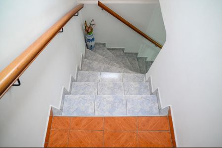 Casa à venda com 211m², 4 quartos e 2 vagas Casa à venda com 211m², 4 quartos e 2 vagasEscada