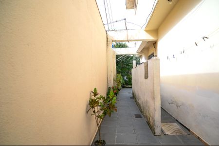 Casa à venda com 211m², 4 quartos e 2 vagas Casa à venda com 211m², 4 quartos e 2 vagasCorredor para Quintal