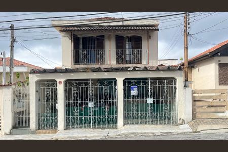 Casa à venda com 211m², 4 quartos e 2 vagas Casa à venda com 211m², 4 quartos e 2 vagasFachada