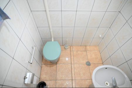 Casa à venda com 211m², 4 quartos e 2 vagas Casa à venda com 211m², 4 quartos e 2 vagasEdícula - Banheiro