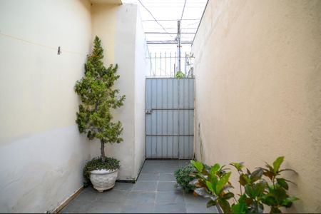 Casa à venda com 211m², 4 quartos e 2 vagas Casa à venda com 211m², 4 quartos e 2 vagasCorredor para Quintal