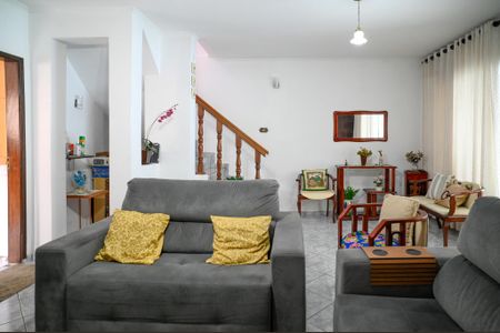 Casa à venda com 211m², 4 quartos e 2 vagas Casa à venda com 211m², 4 quartos e 2 vagasSala