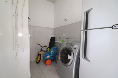 Casa à venda com 240m², 4 quartos e 4 vagasCasa 2 - Área de Serviço