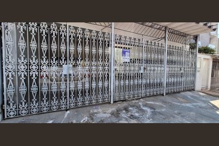 Casa à venda com 240m², 4 quartos e 4 vagas Casa à venda com 240m², 4 quartos e 4 vagasFachada