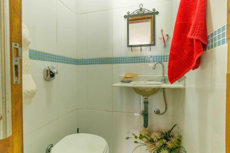 Casa de condomínio à venda com 250m², 3 quartos e 2 vagasLavabo