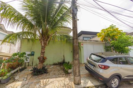 Casa de condomínio à venda com 250m², 3 quartos e 2 vagasFachada