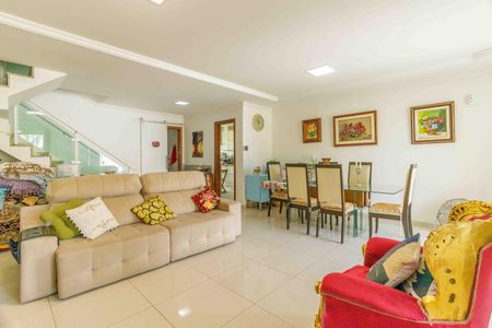 Casa de condomínio à venda com 250m², 3 quartos e 2 vagasSala