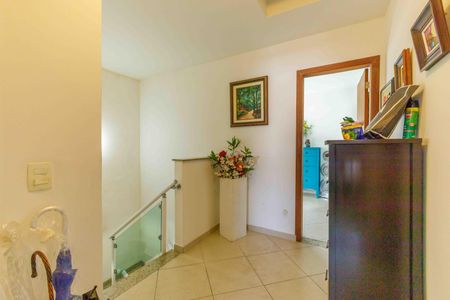 Casa de condomínio à venda com 250m², 3 quartos e 2 vagasHall