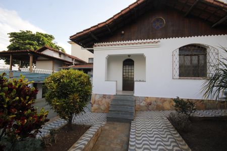 Casa à venda com 370m², 4 quartos e 4 vagasFachada