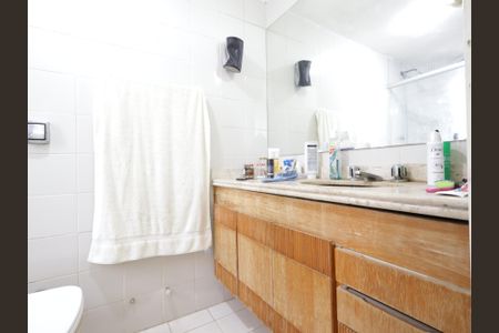 Apartamento à venda com 370m², 5 quartos e 4 vagasBanheiro da Suíte 2