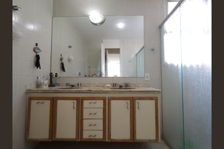 Apartamento à venda com 370m², 5 quartos e 4 vagasBanheiro da Suíte 3