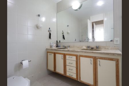 Apartamento à venda com 370m², 5 quartos e 4 vagasBanheiro da Suíte 3