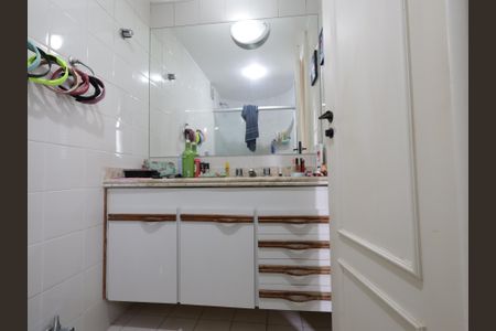 Apartamento à venda com 370m², 5 quartos e 4 vagasBanheiro da Suíte 1