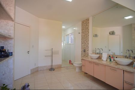 Casa à venda com 295m², 3 quartos e 3 vagasBanheiro da Suíte