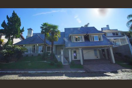 Casa à venda com 295m², 3 quartos e 3 vagas Casa à venda com 295m², 3 quartos e 3 vagasFachada