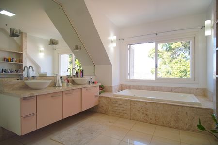 Casa à venda com 295m², 3 quartos e 3 vagasBanheiro da Suíte