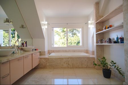 Casa à venda com 295m², 3 quartos e 3 vagasBanheiro da Suíte