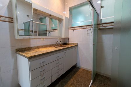 Casa à venda com 468m², 5 quartos e 4 vagas Casa à venda com 468m², 5 quartos e 4 vagasBanheiro da Suíte 2