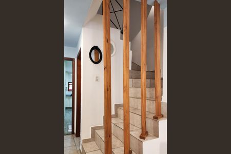 Casa à venda com 160m², 3 quartos e 2 vagas Casa à venda com 160m², 3 quartos e 2 vagasEscada