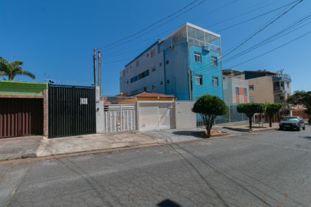 Casa à venda com 74m², 2 quartos e 1 vaga Casa à venda com 74m², 2 quartos e 1 vagaFachada