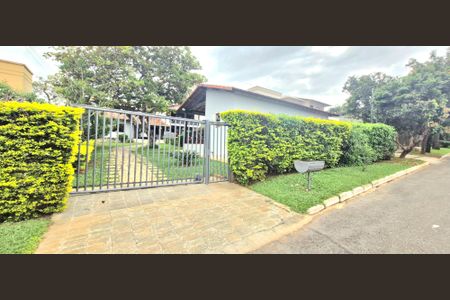 Casa de condomínio à venda com 860m², 5 quartos e 4 vagas Casa de condomínio à venda com 860m², 5 quartos e 4 vagasFachada