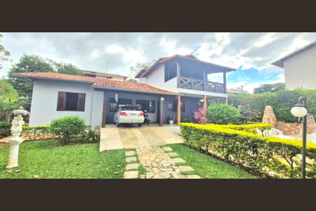 Casa de condomínio à venda com 860m², 5 quartos e 4 vagas Casa de condomínio à venda com 860m², 5 quartos e 4 vagasFachada