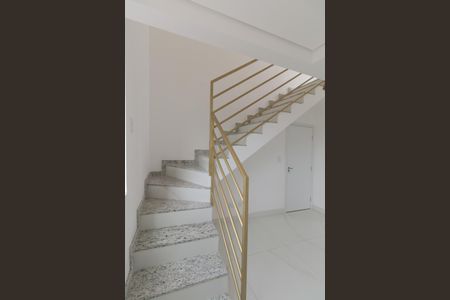 Apartamento à venda com 100m², 2 quartos e 1 vagaEscada