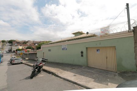 Casa à venda com 156m², 3 quartos e 2 vagas Casa à venda com 156m², 3 quartos e 2 vagasFachada