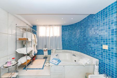 Apartamento à venda com 486m², 4 quartos e 5 vagas Apartamento à venda com 486m², 4 quartos e 5 vagasBanheiro da Suíte 1