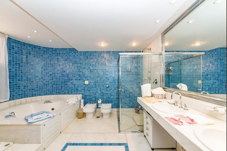 Apartamento à venda com 486m², 4 quartos e 5 vagas Apartamento à venda com 486m², 4 quartos e 5 vagasBanheiro da Suíte 1