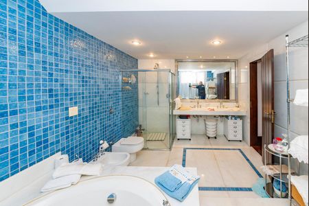 Apartamento à venda com 486m², 4 quartos e 5 vagas Apartamento à venda com 486m², 4 quartos e 5 vagasBanheiro da Suíte 1