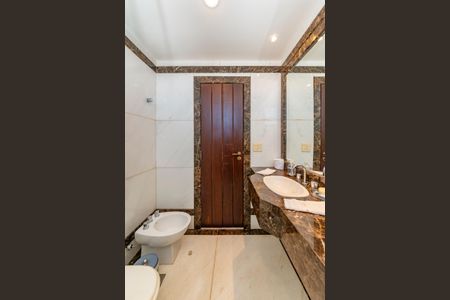 Apartamento à venda com 486m², 4 quartos e 5 vagas Apartamento à venda com 486m², 4 quartos e 5 vagasBanheiro da Suíte 4