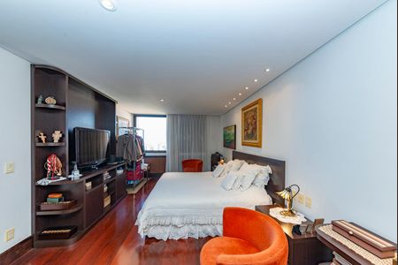 Apartamento à venda com 486m², 4 quartos e 5 vagas Apartamento à venda com 486m², 4 quartos e 5 vagasSuíte 1