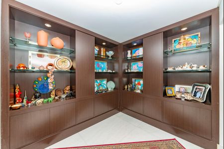 Apartamento à venda com 486m², 4 quartos e 5 vagas Apartamento à venda com 486m², 4 quartos e 5 vagasCorredor