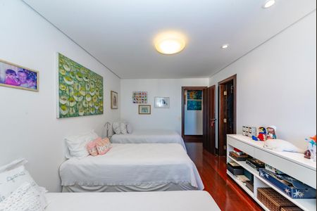 Apartamento à venda com 486m², 4 quartos e 5 vagas Apartamento à venda com 486m², 4 quartos e 5 vagasSuíte 2