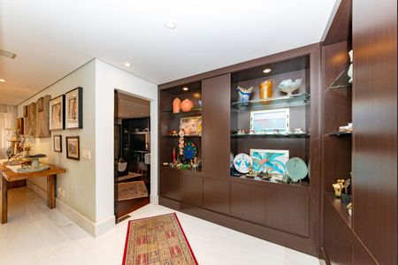 Apartamento à venda com 486m², 4 quartos e 5 vagas Apartamento à venda com 486m², 4 quartos e 5 vagasCorredor