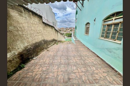 Casa à venda com 161m², 5 quartos e 6 vagas Casa à venda com 161m², 5 quartos e 6 vagasÁrea Externa Fundos