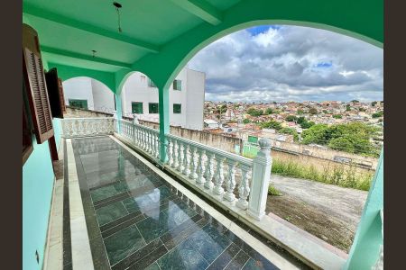 Casa à venda com 161m², 5 quartos e 6 vagas Casa à venda com 161m², 5 quartos e 6 vagasVaranda