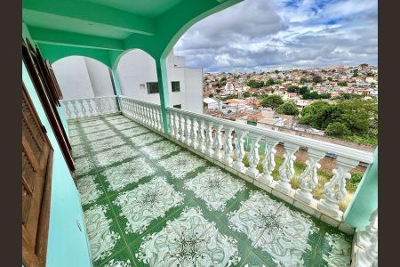 Casa à venda com 161m², 5 quartos e 6 vagas Casa à venda com 161m², 5 quartos e 6 vagasVaranda quarto 3