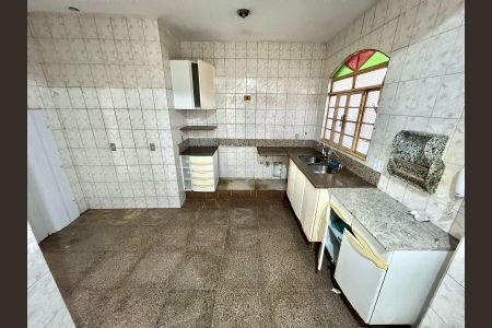 Casa à venda com 161m², 5 quartos e 6 vagas Casa à venda com 161m², 5 quartos e 6 vagasCozinha
