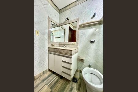 Casa à venda com 161m², 5 quartos e 6 vagas Casa à venda com 161m², 5 quartos e 6 vagasBanheiro da Suíte