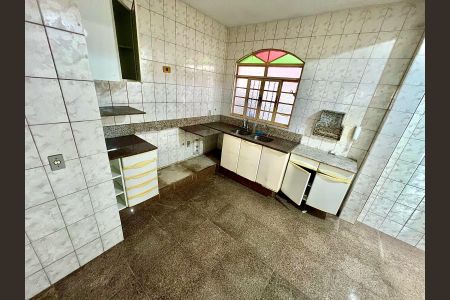 Casa à venda com 161m², 5 quartos e 6 vagas Casa à venda com 161m², 5 quartos e 6 vagasCozinha