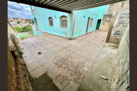 Casa à venda com 161m², 5 quartos e 6 vagas Casa à venda com 161m², 5 quartos e 6 vagasÁrea Externa Fundos