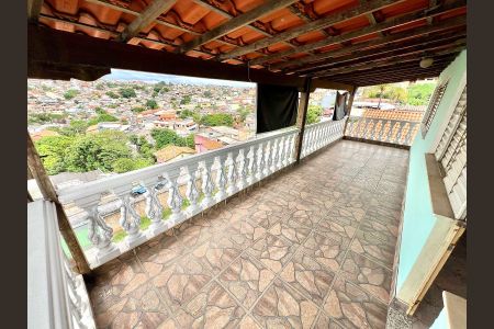 Casa à venda com 161m², 5 quartos e 6 vagas Casa à venda com 161m², 5 quartos e 6 vagasVaranda da Cobertura