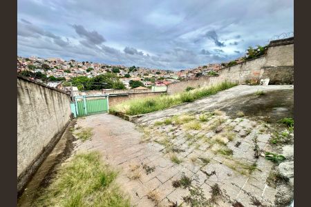 Casa à venda com 161m², 5 quartos e 6 vagas Casa à venda com 161m², 5 quartos e 6 vagasÁrea externa Frente